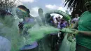 Bubuk hijau disemprotkan ke arah peserta Sydney Color Run saat berlangsungnya lomba lari sejauh lima kilometer, Australia, (24/8/2014). (REUTERS/Jason Reed)