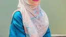 Hijab segi empat bermotif juga jadi andalan padu padan pakaian polosnya.