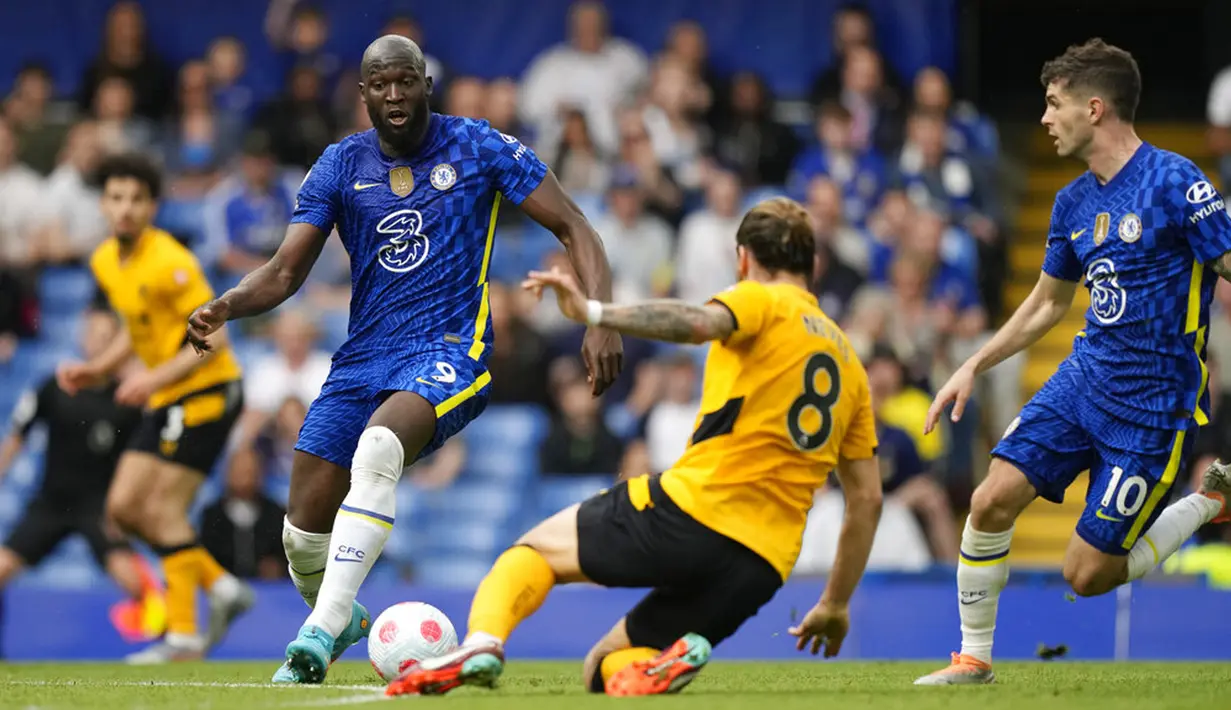 <p>Pemain Chelsea Romelu Lukaku (kiri) mencoba menggiring bola melewati pemain Wolverhampton Wanderers Ruben Neves pada pertandingan sepak bola Liga Inggris di Stadion Stamford Bridge, London, Inggris, 7 Mei 2022. Pertandingan berakhir 2-2. (AP Photo/Frank Augstein)</p>