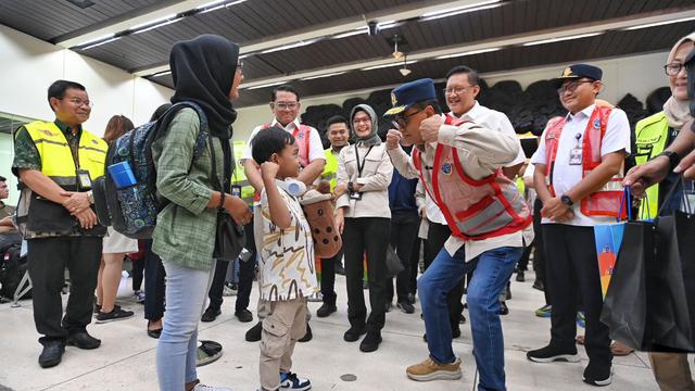 Menteri Perhubungan (Menhub) Budi Karya Sumadi mengecek pergerakan penumpang dan pesawat pada masa arus balik di Bandara Soekarno-Hatta, Tangerang, Jumat (12/4/2024). (Dok Kemenhub)