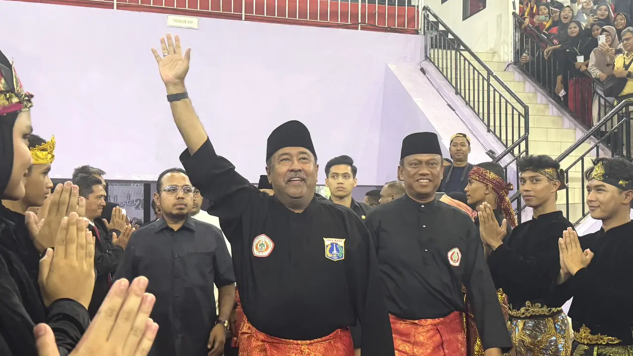 Wakil Gubernur Jakarta, Rano Karno, menghadiri kejuaraan pencak silat di GOR Ciracas, Jakarta Timur, pada Senin (24/2/2025).