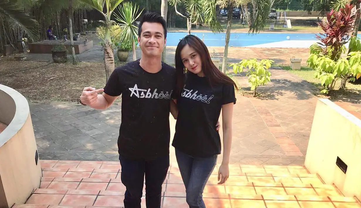 Meski tidak direstui oleh sang ibu, pernikahan Eza dihadiri oleh sang ayah yang menjadi saksi nikah Meiza dan Eza. Hal ini diungkapkan oleh Hidayat Taufik, orang dari KUA.  (Instagram/ezagionino)