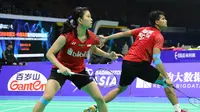 Ricky Karanda Suwardi/Debby Susanto melangkah ke perempat final Kejuaraan Asia Bulutangkis 2018 berkat kemenangan atas unggulan keenam asal Malaysia, Goh Soon Huat/Shevon Jemie Lai, 21-16, 26-24, di Wuhan Sport Center, Kamis (26/4/2018). (PBSI)