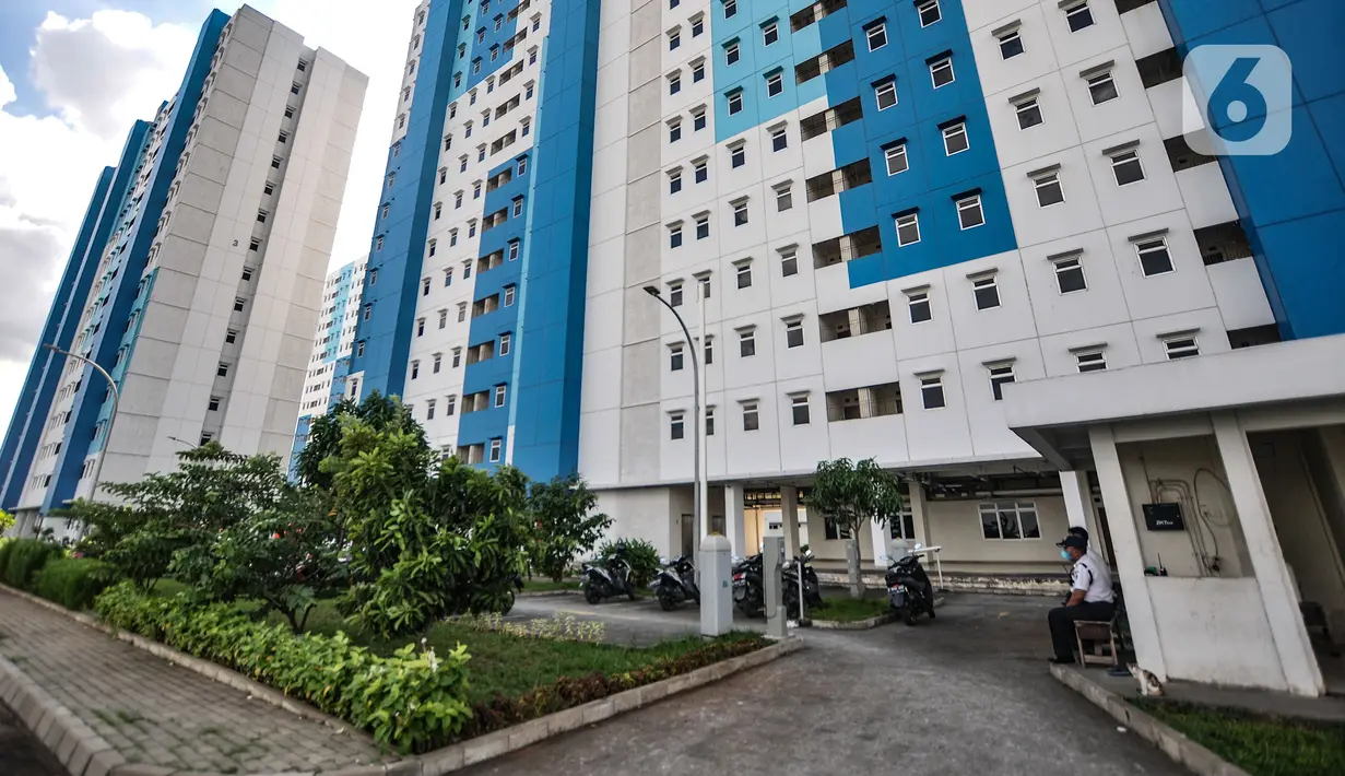 Petugas keamanan berjaga di depan tower Rusun Nagrak, Cilincing, Jakarta Utara, Selasa (15/6/2021). Rusun Nagrak juga disiapkan karena hampir penuhnya ketersediaan kamar di RSD Wisma Atlet. (merdeka.com/Iqbal S. Nugroho)