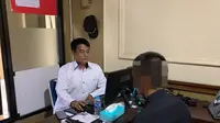 Satuan Reserse Kriminal Polres Garut, Jawa Barat, mengamankan AY (20) yang diduga menjadi pelaku pencabulan terhadap DNZ (17) seorang gadis di bawah umur, Rabu (13/11/2024). (Liputan6.com/Jayadi Supriadin)
