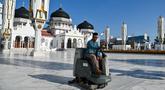 Seorang pekerja membersihkan Masjid Raya Baiturrahman di Banda Aceh pada 22 Maret 2023. (AFP/CHAIDEER MAHYUDDIN)