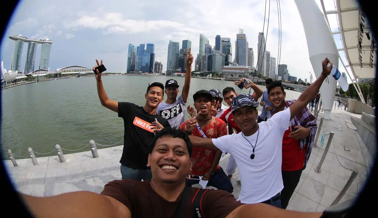 Berfoto bersama fotografer Bola.com, Arief Bagus, di Marina Bay. (Bola.com/Arief Bagus)