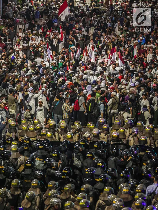 Massa aksi dari Gerakan Nasional Kedaulatan Rakyat berunjuk rasa di depan Gedung Bawaslu, Jakarta, Selasa (21/5/2019). Dalam aksinya yang dijaga aparat kepolisian, mereka meminta Bawaslu memeriksa hasil perolehan suara Pemilu 2019 yang dinilai banyak kecurangan. (Liputan6.com/Faizal Fanani)
