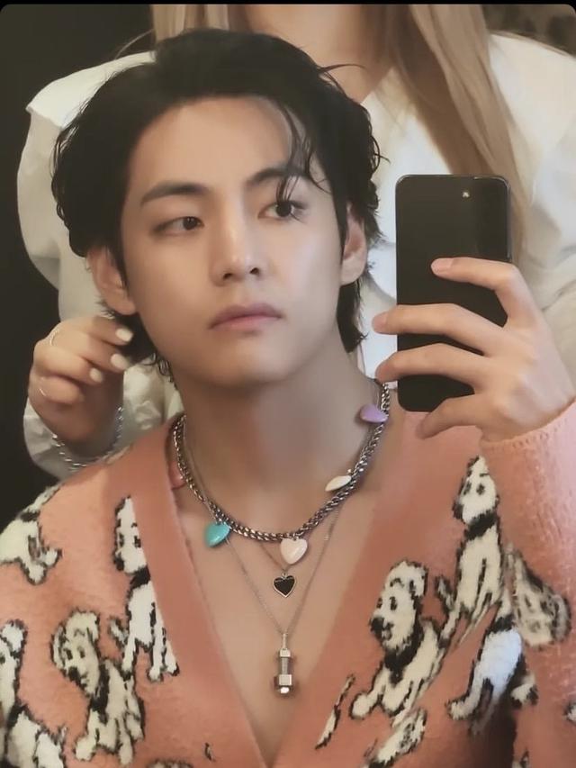 Tampilan Kim Taehyung aka V BTS Selama di Paris,credit: Instagram @thv