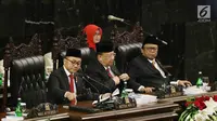 Ketua MPR Zulkifli Hasan saat mengetuk palu dalam Sidang Tahunan MPR RI Tahun 2017 di Gedung Parlemen Senayan, Jakarta, Rabu (16/08). (Liputan6.com/Johan Tallo)