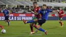 Pemain Italia Ciro Immobile (kanan) melakukan tembakan ke gawang di depan pemain Bulgaria Petko Hristov pada pertandingan sepak bola Grup C kualifikasi Piala Dunia 2022 di Stadion Artemio Franchi, Florence, Italia, Kamis (2/9/2021). Pertandingan berakhir dengan skor 1-1. (AP Photo/Luca Bruno)