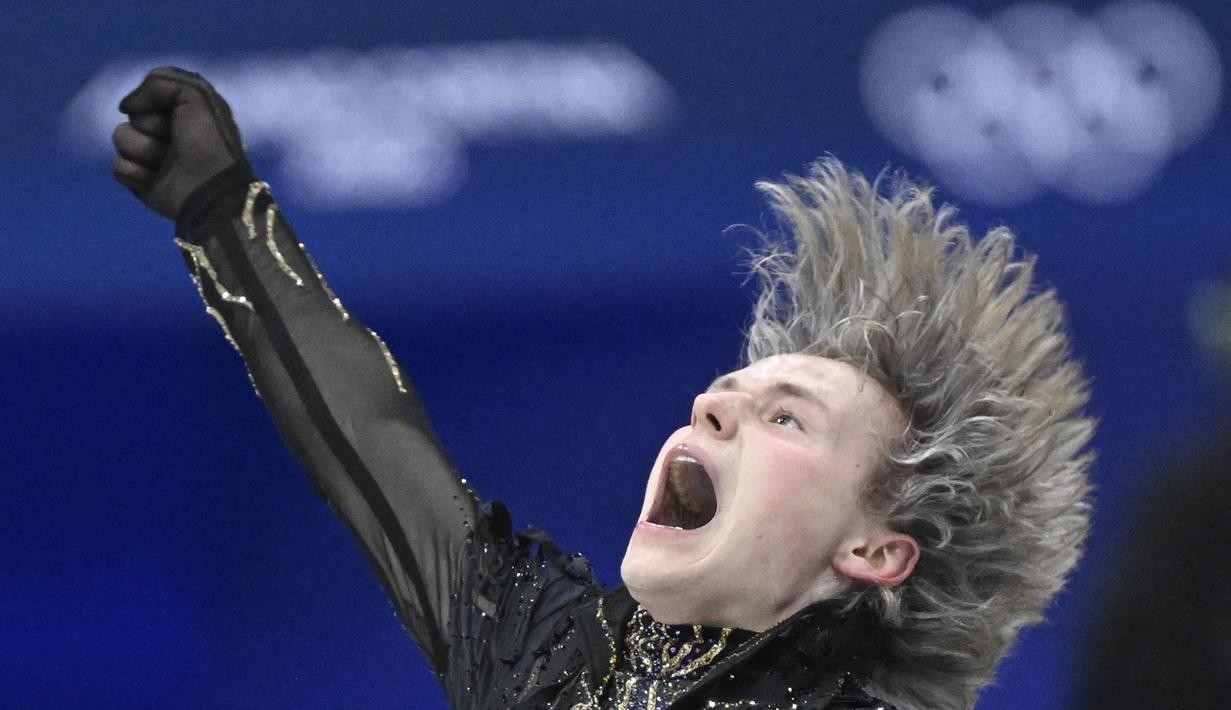 Ilia Malinin menjadi tokoh kunci ketika Tim Amerika Serikat mempertahankan medali emas pada nomor tim figure skating di Olimpiade Milan-Cortina 2026, Minggu (08/02/2026) waktu setempat. (AFP/Wang Zhao)