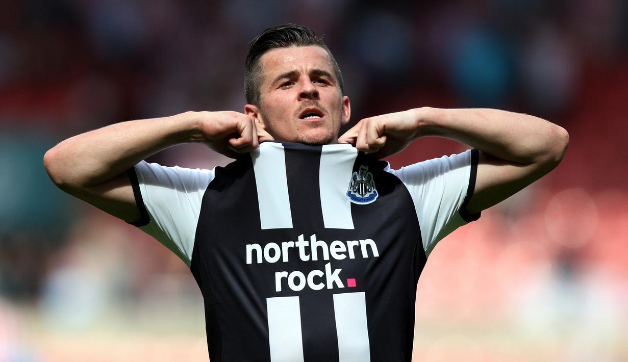 2. Joey Barton - Joey Barton pernah berkarier di Liga Inggris dan dikenal sebagai pemain yang sangat kasar. Beberapa pelanggaran yang pernah Joey Barton lakukan seperti menendang Sergio Aguero bahkan memukul Tom Huddlestone di bagian vital. (AP Photo/Scott Heppell)