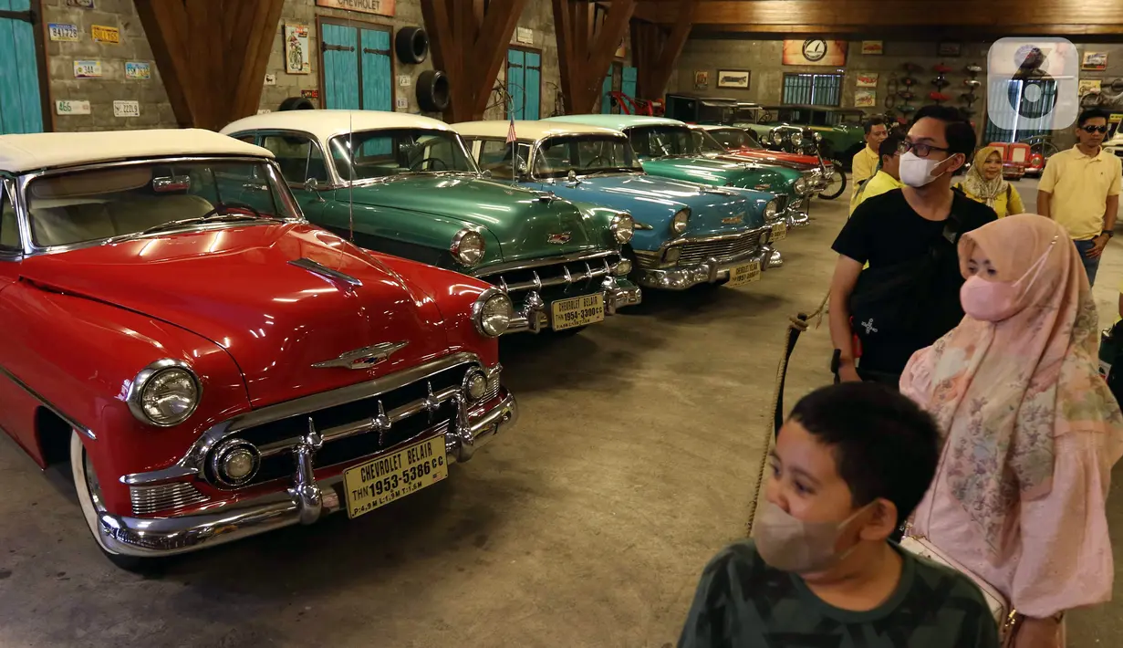 Pengunjung melihat deretan mobil antik di Museum Angkut, Kota Batu, Jawa Timur, Kamis (15/12/2022). Museum Angkut memamerkan koleksi kendaraan antik dari seluruh dunia. (Liputan6.com/Herman Zakharia)