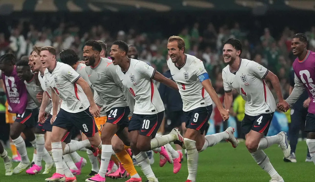 Para pemain Inggris merayakan kemenangan setelah pertandingan babak 16 besar Piala Dunia antara Meksiko dan Inggris di Mexico City, Minggu, 5 Juli 2026. (AP Photo/Eduardo Verdugo)