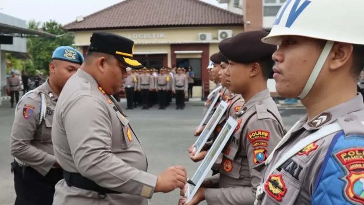 Tiga polisi di pamekasan jalani upacara Pemberhentian Tidak Dengan Hormat (PTDH). (Istimewa)