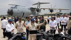 Presiden Republik Indonesia Prabowo Subianto berbicara kepada wartawan usai upacara peresmian pesawat kargo militer Airbus A400M TNI AU di Pangkalan Udara Halim Perdanakusuma di Jakarta, Senin 3 November 2025. Pesawat kargo militer Airbus A400M pertama Tentara Nasional Indonesia (TNI) Angkatan Udara (AU) secara resmi telah diterima dan diserahkan di Lanud Halim Perdanakusuma, Jakarta, pada Senin 3 November 2025. (AP Photo/Achmad Ibrahim)
