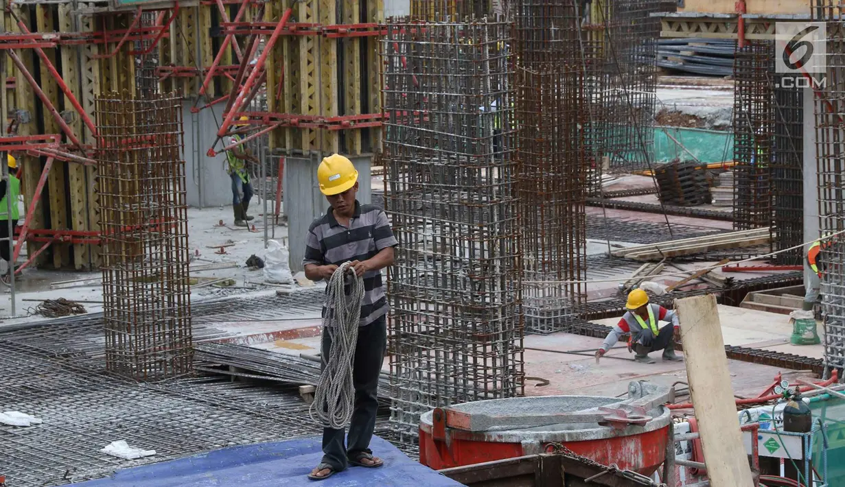 Pekerja kontruksi menyelesaikan proyek pembangunan Rusunawa Tingkat Tinggi Pasar Rumput, Jakarta, Selasa (14/11). Keberadaan rusun ini akan terintegrasi dengan moda transportasi dan pasar. (Liputan6.com/Immanuel Antonius)