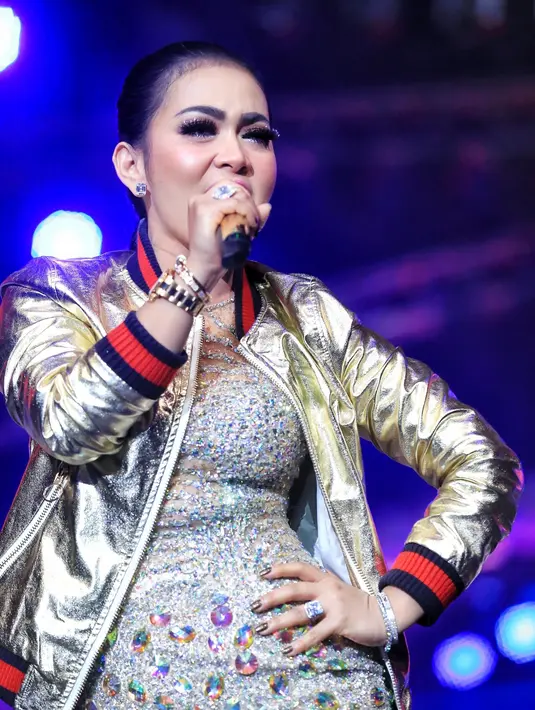 Tidak hanya dengan bulu mata bertabur berlian, pelantun lagu Sesuatu itu juga berpenampilan yang tak kalah menarik disetiap aksi panggungnya. (Adrian Putra/Bintang.com)