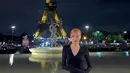 Berpose dengan latar Menara Eiffel, Rose mengenakan little black dress. Dress lengan panjang ini membalut tubuhnya dengan sempurna. Foto: Instagram.