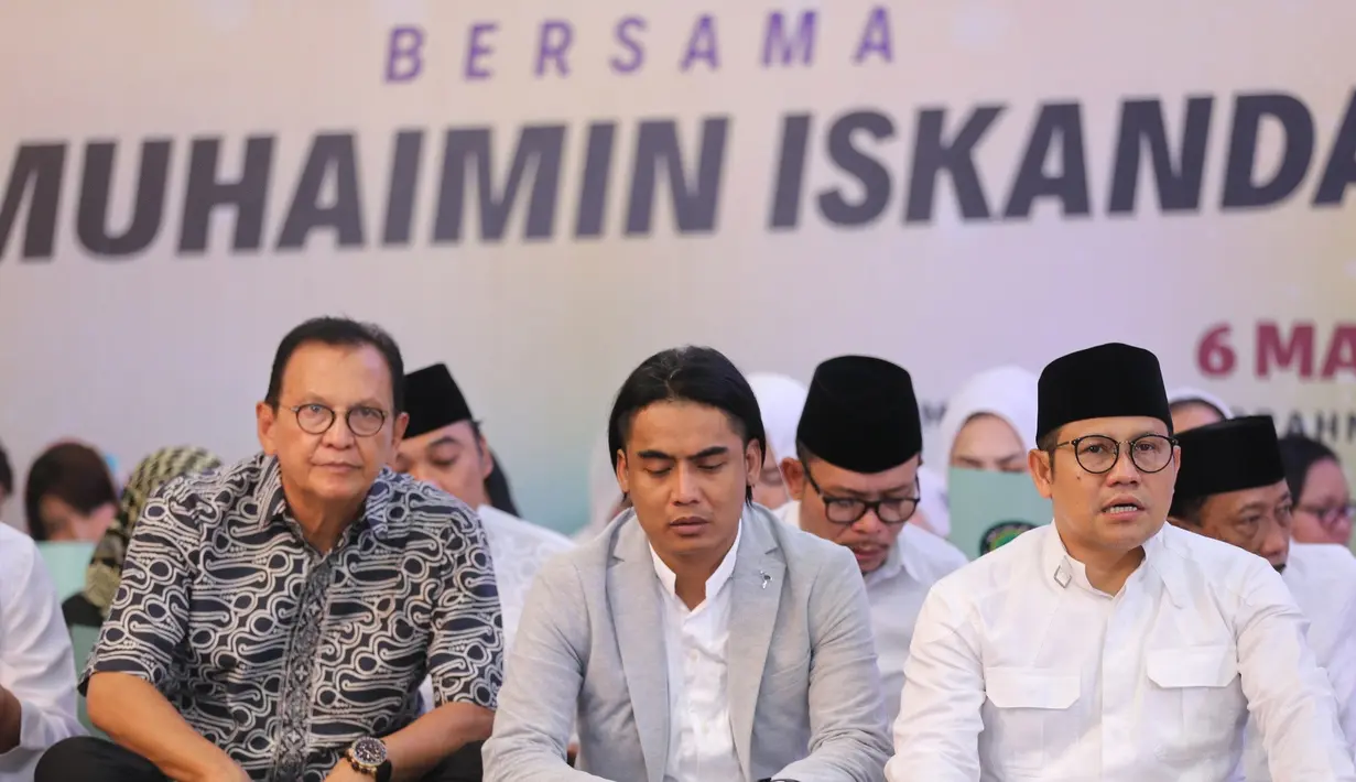 Menurut Muhamimin, Salawat Anti Narkoba diambil sebagai upaya terakhirnya semakin banyaknya penyalahgunaan narkoba. Terlihat hadir selain Charly Van Houten, Roy Marten, Gogon, Cinta Penelope dan masih banyak lagi. (Adrian Putra/Bintang.com)