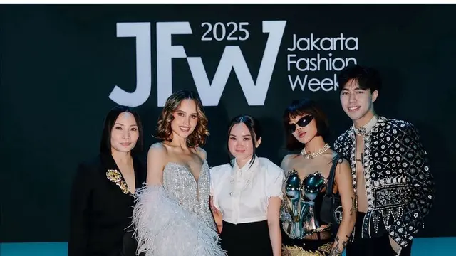 Cinta Laura Kenakan Gaun Mini Dipadukan Selendang Bulu di JFW 2025. [@claurakiehl]