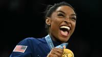 Pesenam Amerika Serikat Simone Biles saat meraih medali emas Olimpiade 2024. (Lionel BONAVENTURE / AFP)