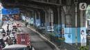 Sejumlah mural bertema protokol kesehatan Covid-19 menghiasi tiang pancang jalan tol di Jalan Ahmad Yani, Jakarta, Minggu (13/12/2020). Warna-warni mural ini dibuat oleh seniman dari berbagai daerah. (merdeka.com/Iqbal S. Nugroho)