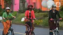 Sejumlah orang mengendarai sepeda dengan mengenakan kebaya di Kawasan Sudirman, Jakarta, Selasa (29/9/2020). Bersepeda dengan pakaian tradisional tersebut dilakukan untuk melestarikan budaya. (merdeka.com/Imam Buhori)