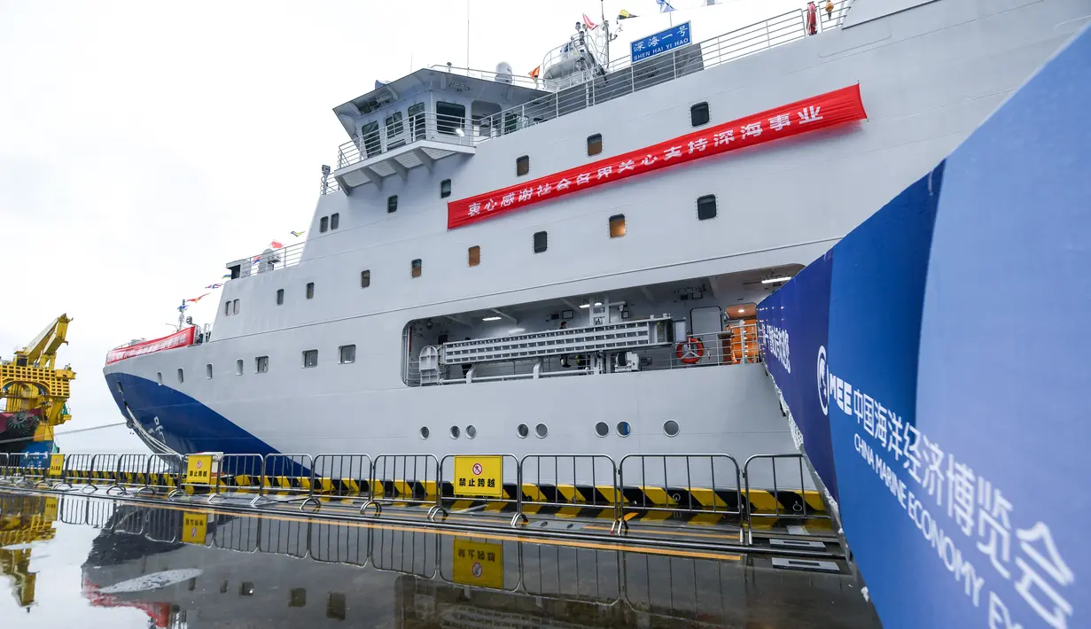 Kapal Shenhai Yihao (Laut Dalam No. 1) di sebuah pelabuhan di Shenzhen, Provinsi Guangdong, China (13/10/2020). Kapal selam berawak Jiaolong, kapal induknya Shenhai Yihao (Laut Dalam No. 1), serta kapal keruk Tian Kun Hao akan ditampilkan di ajang Pameran Ekonomi Maritim China. (Xinhua/Mao Siqian)