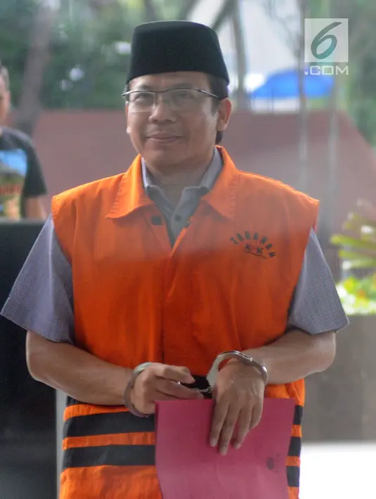 Wakil Ketua DPR Bidang Keuangan nonaktif Taufik Kurniawan tiba di Gedung KPK, Jakarta, Selasa (5/3). Taufik diperiksa sebagai tersangka kasus dugaan suap Rp 3,6 miliar dalam pengurusan DAK Kebumem TA 2016. (merdeka.com/Dwi Narwoko)