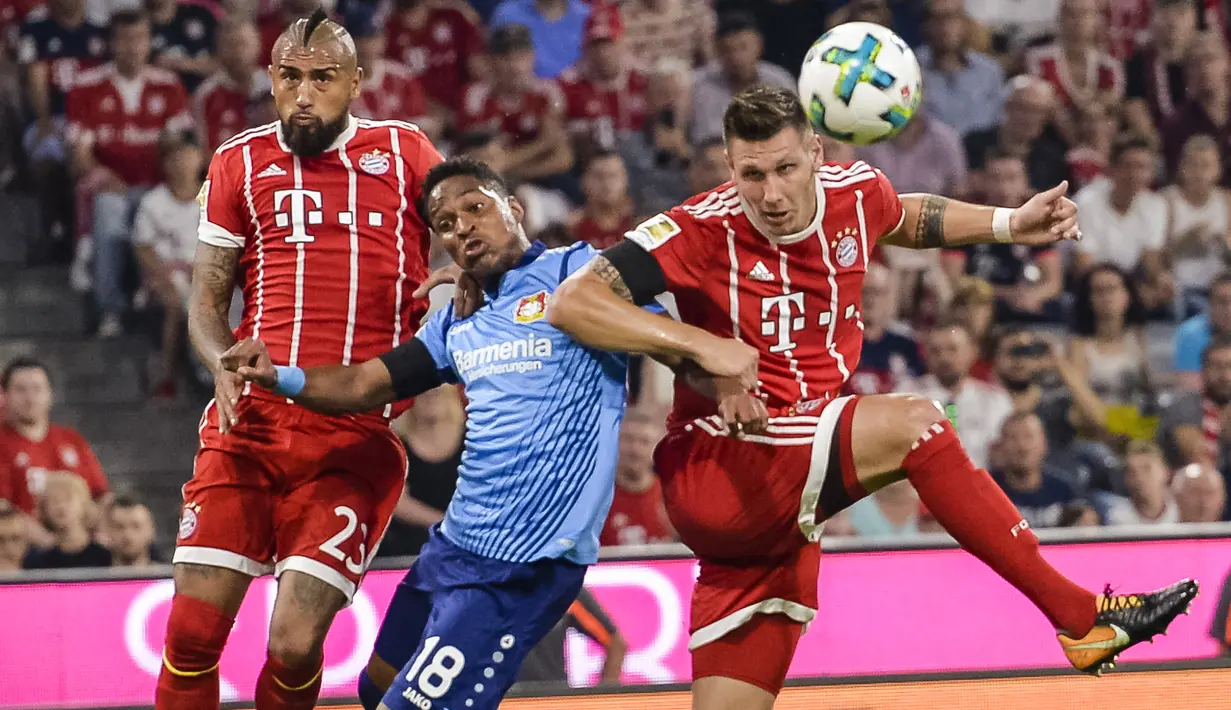 Pemain Bayern Munchen, Niklas Suele (kanan) menyundul bola saat mencetak gol ke gawang Laverkusen pada laga Bundesliga di Allianz Arena, Munich,  (18/8/2017). Bayern menang 3-1. (AFP/Guenter Schiffmann)