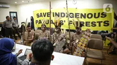 Perwakilan masyarakat adat suku Awyu dari Boven Digoel, Papua Selatan melakukan audensi dengan Komnas HAM di Menteng, Jakarta, Selasa (9/5/2023). (Liputan6.com/Faizal Fanani)