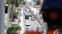 Jalan MH Thamrin terlihat lebih sepi tanpa sepeda motor yang melintas, Jakarta, Rabu (17/12/2014). (Liputan6.com/Faizal Fanani)