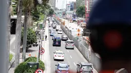 Jalan MH Thamrin terlihat lebih sepi tanpa sepeda motor yang melintas, Jakarta, Rabu (17/12/2014). (Liputan6.com/Faizal Fanani)