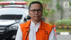 Mantan Kepala Bidang Perikanan Tangkap Dinas Kelautan dan Perikanan Provinsi Kepulauan Riau, Budi Hartono bersiap menjalani pemeriksaan di Gedung KPK, Jakarta, Selasa (29/10/2019). Budi Hartono diperiksa untuk melengkapi berkas dengan kapasitasnya sebagai tersangka. (merdeka.com/Dwi Narwoko)
