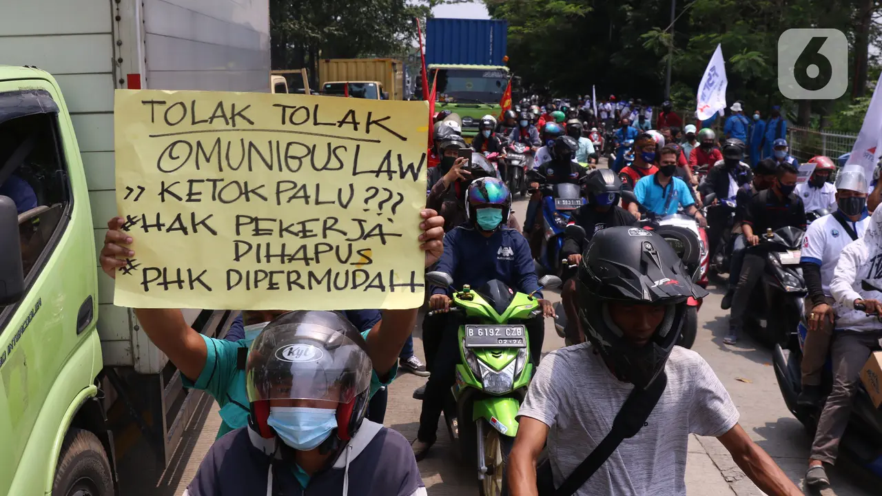 FOTO: Ratusan Buruh di Tangerang Konvoi Tolak Omnibus Law