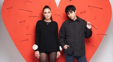 Melalui akun Instagram, Maxime Bouttier dan Luna Maya tampak kompak mengunggah momen pemotretan terbaru. Pemotretan tersebut juga diketahui mengusung tema valentine. (Liputan6.com/IG/@bouttier_maxime)