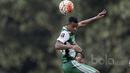 Aksi Manahati Lestusen membuang bola dari kejaran pemain Persija Jakarta, Ramdani Lestaluhu pada laga uji coba di GOR Ahmad Yani, Cilangkap, Minggu (9/4/2017). PS TNI bermain imbang lawan Persija. (Bola.com/Nicklas Hanoatubun)