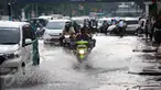Pelajar yang mengendarai motor menerobos genangan air di kawasan Jalan Merdeka Timur, Jakarta, Selasa (1/11). Hujan deras disertai angin yang mengguyur wilayah Jakarta, mengakibatkan genangan di sejumlah ruas jalan. (Liputan6.com/Faizal Fanani)