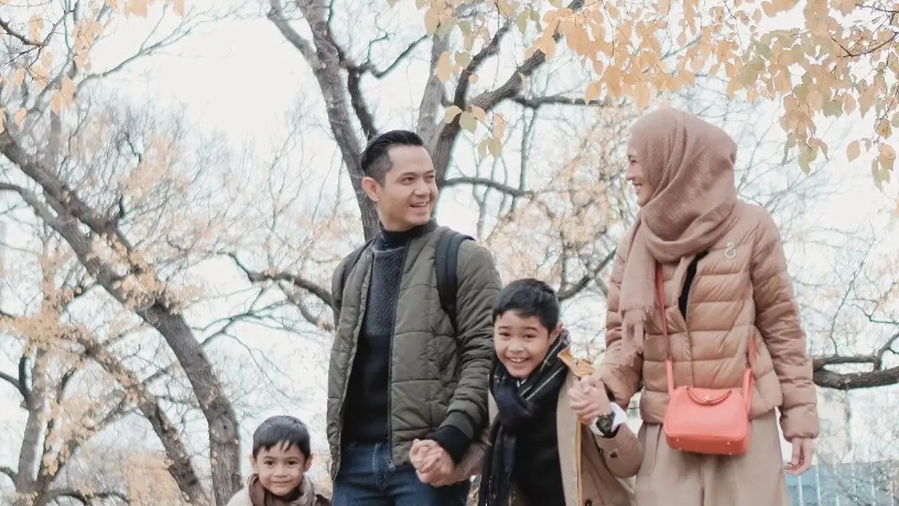 Potret keluarga Alyssa Soebandono dan Dude Harlino saat sedang berlibur (Instagram/@ichasoebandono dan Instagram/@dude2harlino)