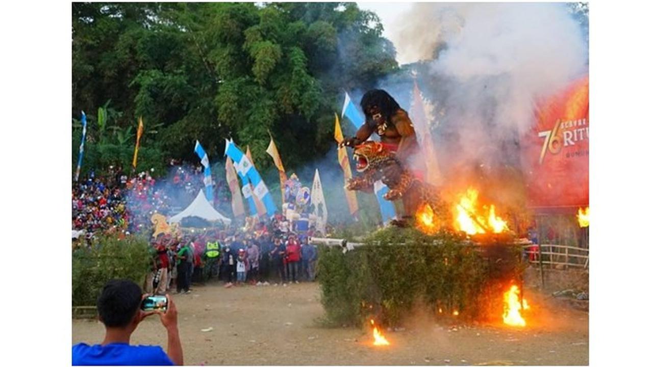 Momen Perayaan Ritual 1 Suro di Gunung Kawi, Kirab Sesaji hingga Bakar Sangkala