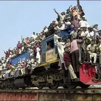 Percayalah, naik kereta di India bakal bikin kamu lebih ikhlas menunggu kereta anjlok yang sedang diperbaiki.