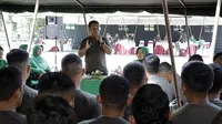 Pangdam V Brawijaya Mayjen TNI Farid Makruf saat memberikan pengarahan dan motivasi kepada para prajurit Yonzipur 5/ABW yang akan bertugas di Papua. (Liputan6.com/ist)