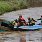 Prajurit TNI dan sukarelawan menyisir bangkai mobil yang diduga terdapat jenazah korban musibah banjir bandang di Cimacan, Garut (23/9). Data terakhir, korban jiwa mencapai 26 orang dan warga yang dilaporkan hilang 23 orang. (Liputan6.com/Johan Tallo)