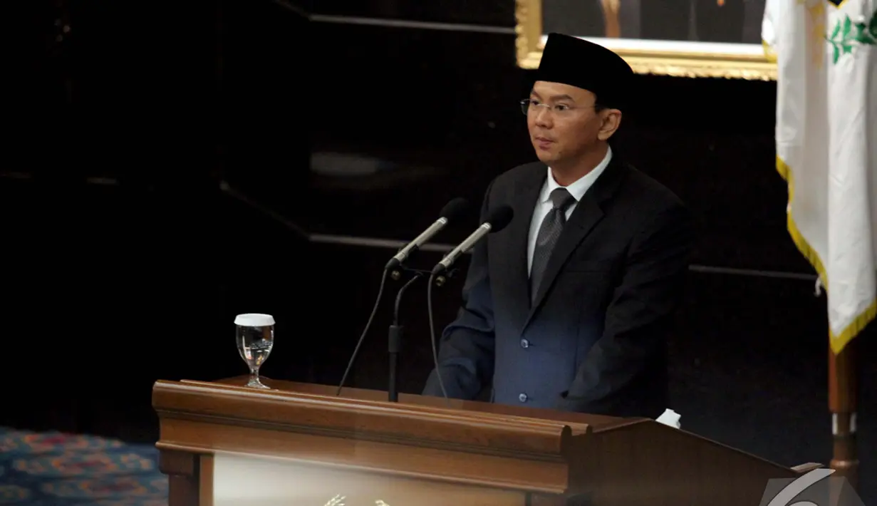 Gubernur DKI Jakarta Basuki Tjahaja Purnama saat menyampaikan pidato di Sidang Paripurna DPRD DKI Jakarta, Jakarta, Senin (12/1/2015). (Liputan6.com/Faizal Fanani)