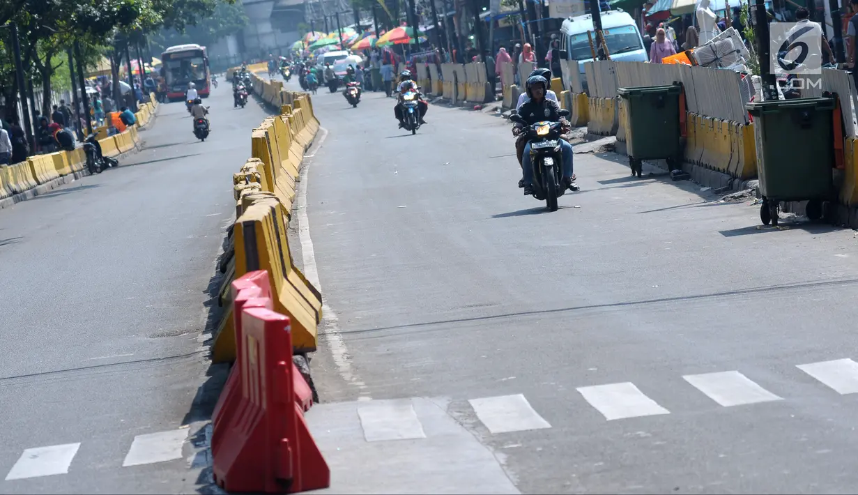 Pengendara motor melintasi Jalan Jatibaru di kawasan Tanah Abang, Jakarta, Selasa (19/6). Hingga H+4 Lebaran 2018 belum terlihat aktivitas pedagang kaki lima yang biasa berjualan di salah satu ruas jalan Jatibaru. (Liputan6.com/Helmi Fithriansyah)