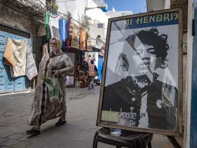 Sebuah poster gitaris AS Jimi Hendrix terlihat di kota pesisir Maroko Essaouira pada 10 September 2020. Beberapa mengklaim telah melihatnya, yang lain mengaku sempat berbincang dengannya - 50 tahun setelah kematian mendadak Jimi Hendrix. (AFP/Fadel Senna)