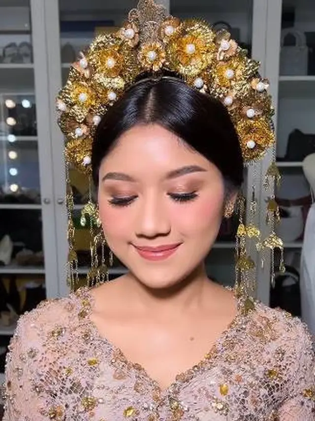 7 Potret Erina Gudono Pakai Busana Adat Minangkabau di Istana Merdeka yang Jadi Sorotan