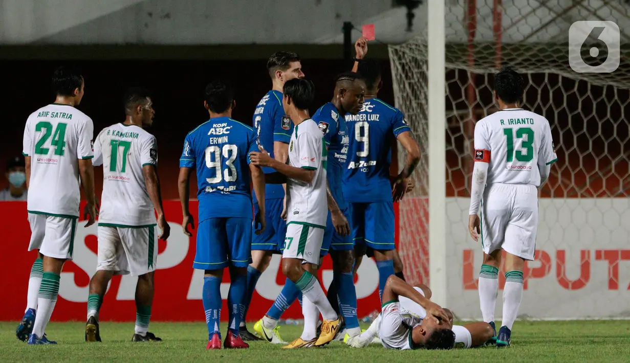 Striker Persib Bandung, Wander Luiz, mendapat kartu merah saat melawan Persebaya Surabaya pada laga perempat final Piala Menpora 2021 di Stadion Maguwoharjo, Sleman, Minggu (11/4/2021). (Bola.com/M Iqbal Ichsan)